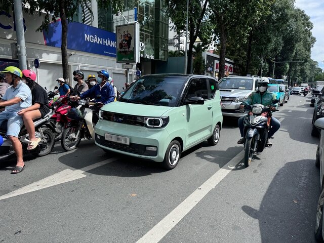 So sánh xe ô tô điện mini với xe máy điện phân khúc cao cấp về chi phí và tiện ích